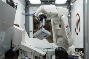 Robot per lo stoccaggio e recupero di farmaci