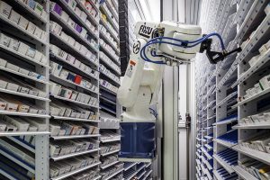 Robot per lo stoccaggio e recupero di farmaci